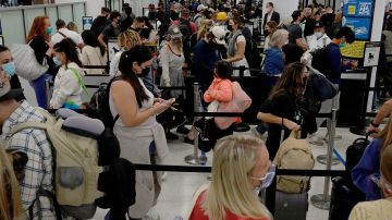 Viajeros abarrotan el aeropuerto de Miami, en Florida.