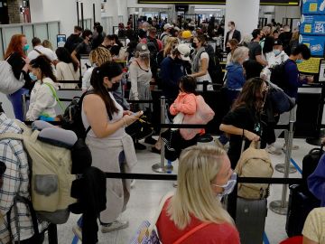 Viajeros abarrotan el aeropuerto de Miami, en Florida.
