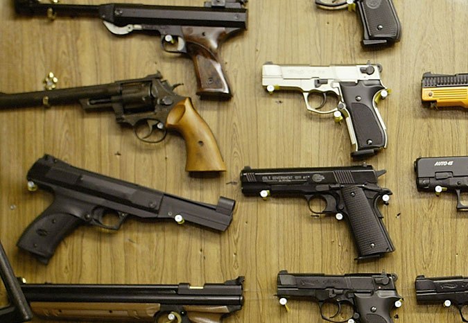 México pide control de tráfico de armas.