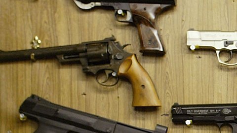 México pide control de tráfico de armas.