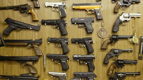 México pide control de tráfico de armas.