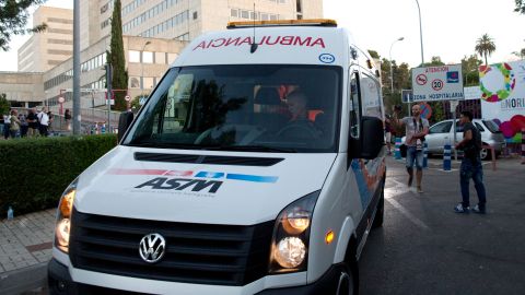 Hombre se suicida con un cuchillo en plaza pública de España