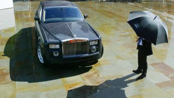 Hombre no pudo comprar el auto de sus sueños y se tatúa el logo de Rolls-Royce en la cara