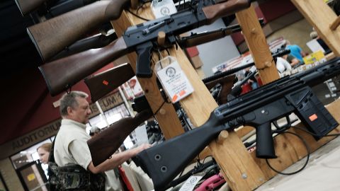 Sancionan a un hombre que compraba armas en EE.UU. y las llevaba a México