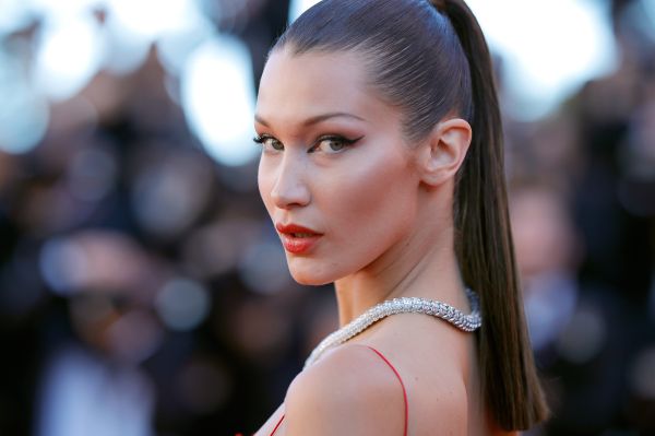 Bella Hadid impacta en la Semana de la Moda de París con un vestido de