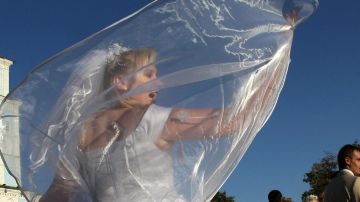 VIDEO: Novio falta a su boda y lo reemplazan por un “maniquí”