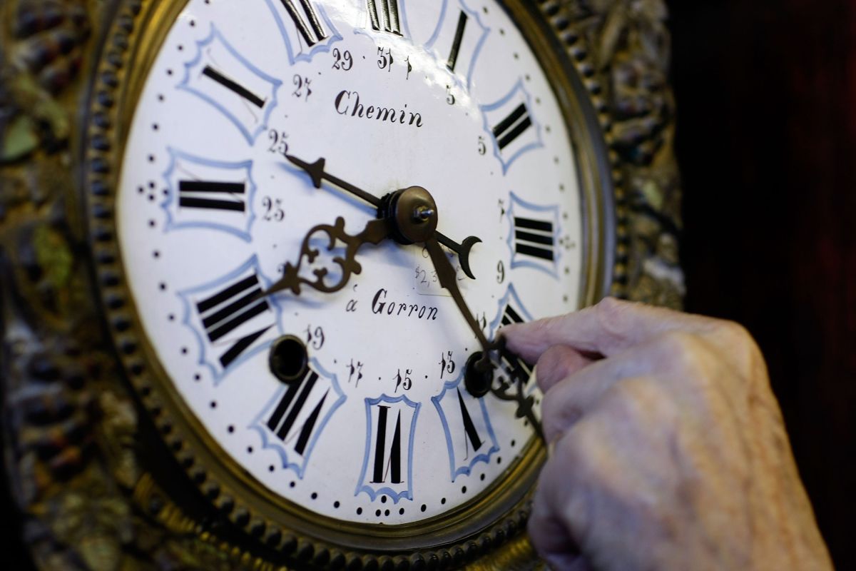 Los relojes mecánicos deben ser atrasados o adelantados manualmente.