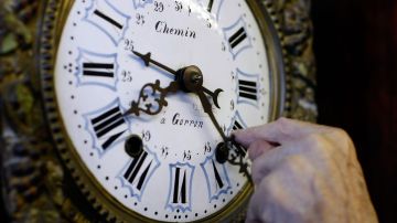 Los relojes mecánicos deben ser atrasados o adelantados manualmente.