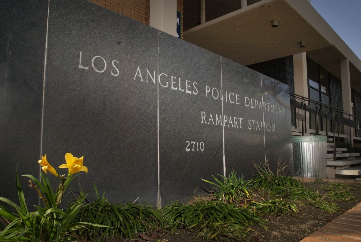 El LAPD investiga la supuesta participación de tres oficiales uniformados en la protesta antivacunas.
