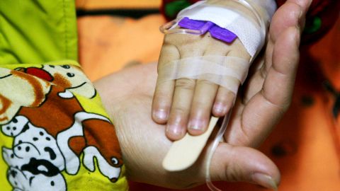 Hombre drogado golpea a su hija con un martillo en la cabeza; niña se debate entre la vida y la muerte