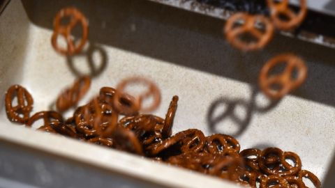 Hershey's adquirirá Dot's Pretzels por más de $1,200 millones de dólares