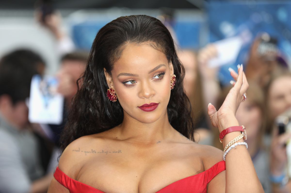 With blonde hair and topless, Rihanna confirms her return to music