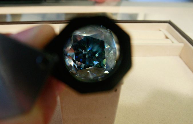 Científicos encuentran un mineral nunca antes visto en la tierra, atrapado en un diamante
