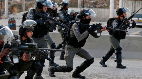 Terrorista adolescente apuñala a dos policías en Jerusalén y muere abatido a tiros