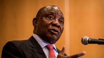 Cyril Ramaphosa, presidente de Sudáfrica, llama a levantar restricciones de viaje por ómicron.