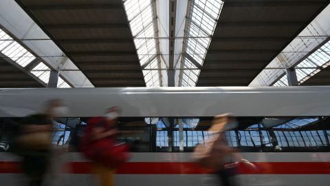 Hombre acuchilla a tres pasajeros a bordo de un tren de alta velocidad en Alemania