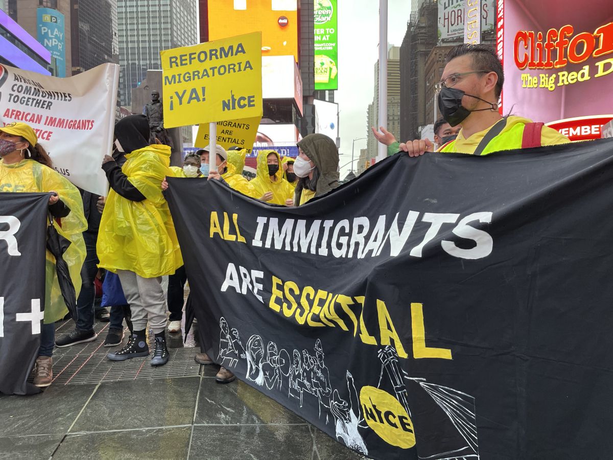 Activistas presionan para una protección permanente para indocumentados.
