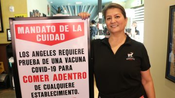 Arcelia González, de la Birriería Don Boni en Los Angeles, anuncia la ley en su negocio.