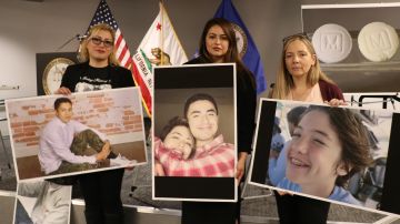 Madres muestras las fotografías de sus hijos víctimas de fentanilo.