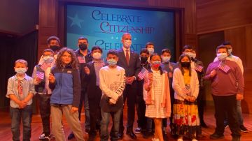 Eric Garcetti, alcalde, con los 26 niños que hicieron su juramentación como nuevos ciudadanos estadounidenses.
