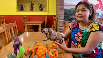 La maestra Martha Santiago estará en el Consulado de México el 2 de diciembre enseñando a pintar alebrijes. (Araceli Martínez/La Opinión)