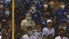 Los aficionados salvadoreños lanzaron objetos a la cancha del Cuscatlán (Foto: Imago7)