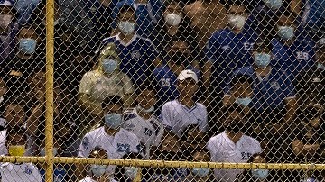Los aficionados salvadoreños lanzaron objetos a la cancha del Cuscatlán (Foto: Imago7)
