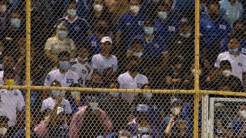 Los aficionados salvadoreños lanzaron objetos a la cancha del Cuscatlán (Foto: Imago7)
