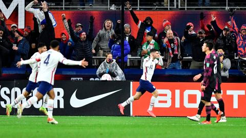 Christian Pulisic entró en el segundo tiempo y marcó el primer gol para Estados Unidos.