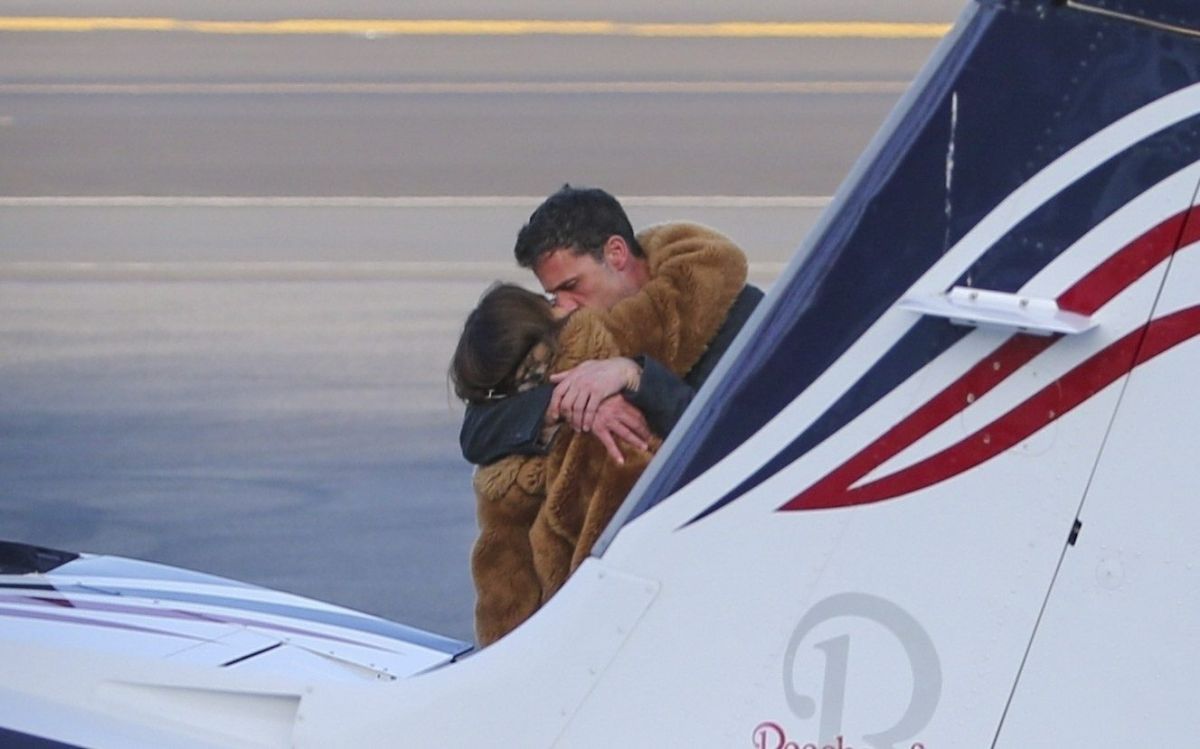 Jennifer Lopez and Ben Affleck had a hard time saying goodbye and they fell into kisses in the airport