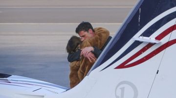 A Jennifer Lopez y Ben Affleck les costó decirse adiós y se cayeron a besos en pleno aeropuerto