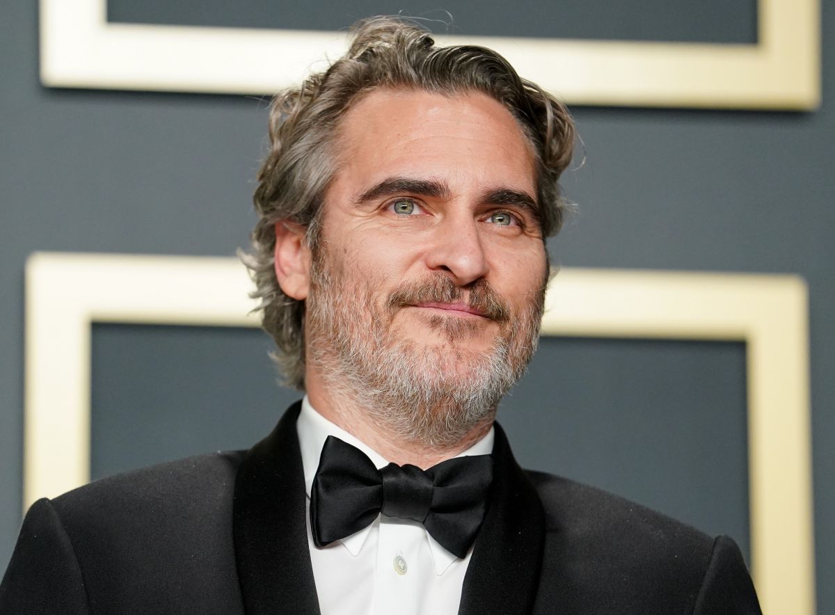 Joaquin Phoenix invites you not to eat turkey on Thanksgiving Day