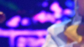 Karol G causa furor al usar solo una tanga y sumergirse en el agua.