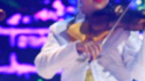 Karol G causa furor al usar solo una tanga y sumergirse en el agua.