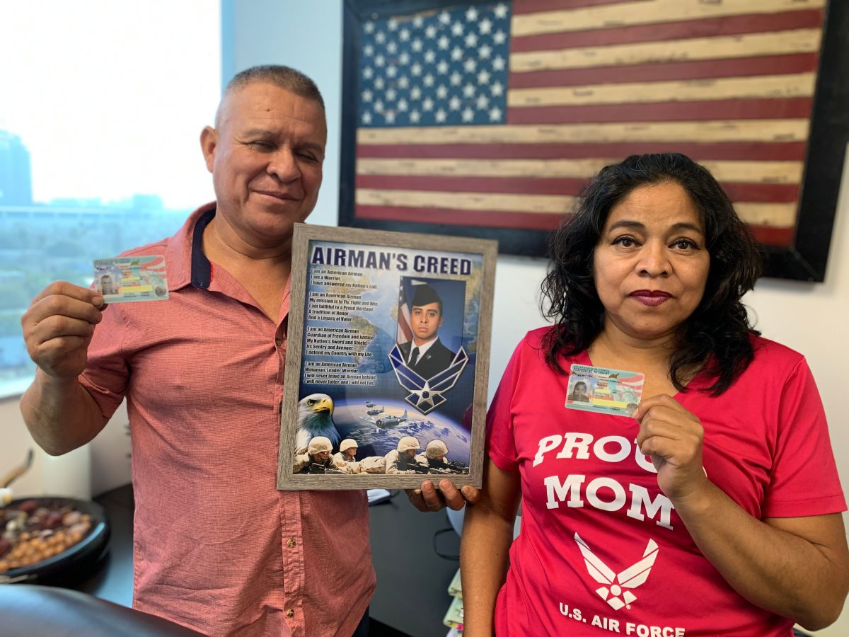Luis Salazar y María Carapia obtienen su residencia gracias a una petición de su hijo en las fuerza aérea de EE UU. (Araceli Martínez/La Opinión)