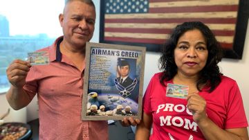 Luis Salazar y María Carapia obtienen su residencia gracias a una petición de su hijo en las fuerza aérea de EE UU. (Araceli Martínez/La Opinión)