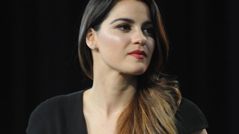 Maite Perroni da la cara a la prensa.