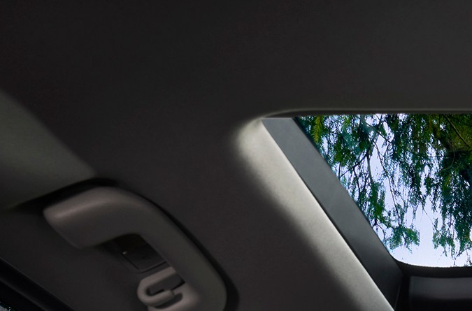 Foto del interior del Maxda CX-50 mostrando su techo panorámico