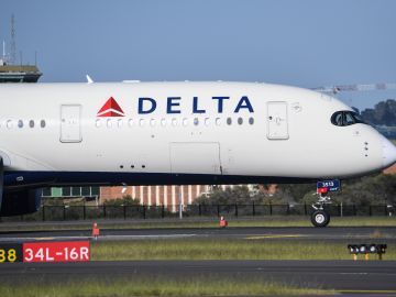 Mujer amamanta a un gato durante un vuelo hacia Atlanta