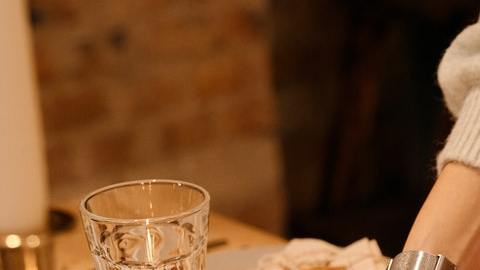Mujer sirve la mesa de Acción de Gracias