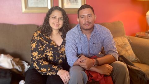 Imara Barrera Fernández y Kelner Mena en busca del asilo político en Estados Unidos. (Araceli Martínez/La Opinión)
