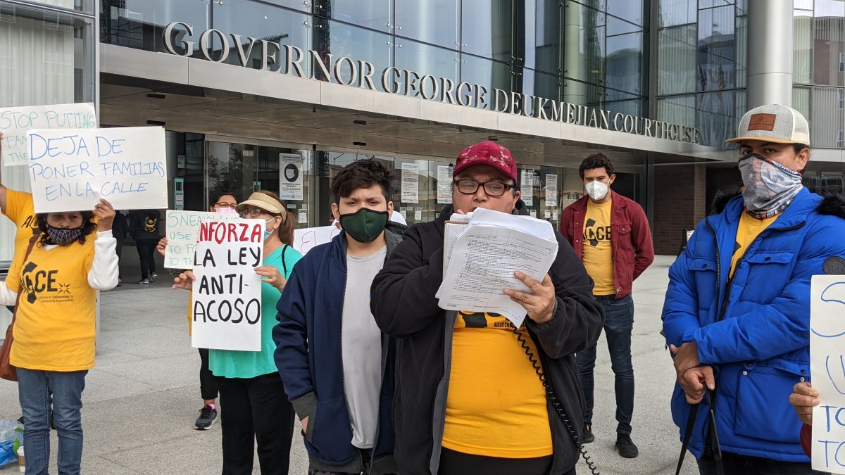 Hace unas semanas, Alma Quiñónez y su hijo de 10 años protestaron frente a la corte de Long Beach. (Jacqueline García/La Opinión)