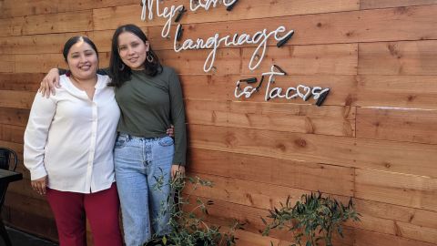 Luz y Lorena Rodríguez Maya, dueñas de Zingo Tacos al Carbón. (Jacqueline García/La Opinión)