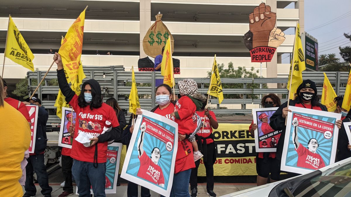 Trabajadores protestaron en el McDonald's de Monterey Park. (Jacqueline García/La Opinión)