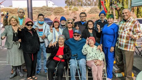 El grupo de Amigos de Salazar Park se reunieron para su festín anual del Día de Acción de Gracias. (Jacqueline García/La Opinión)