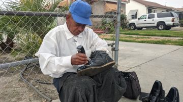 Agustin Pérez ha lustrado zapatos por más de 30 años en South Gate y Huntington Park. (Jacqueline García/La Opinión)