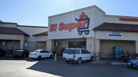 El Super en Wilmington es una de las localidades multadas. (Jacqueline García/La Opinión)