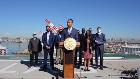 El senador Alex Padilla habló sobre los beneficios para California de La ley bipartidista de Empleo e Inversión en Infraestructura. (Cortesía Alex Padilla)