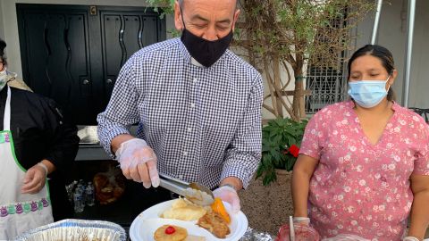 El padre Arturo Corral, párroco de la iglesia de la Placita Olvera, Our Lady Queen of Angels sirve comida durante el Día de Acción de Gracias. (Araceli Martínez/La Opinión)