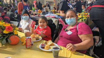 Margarita Hernández y su hija María Yat llegaron a Los Angeles Mission para degustar de su almuerzo. (Jacqueline García/La Opinión)